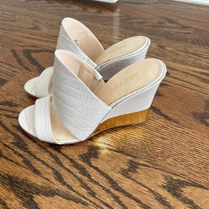 NINE WEST CROCODILE PRINT WHITE AND GOLD HEELS (size 5.5)